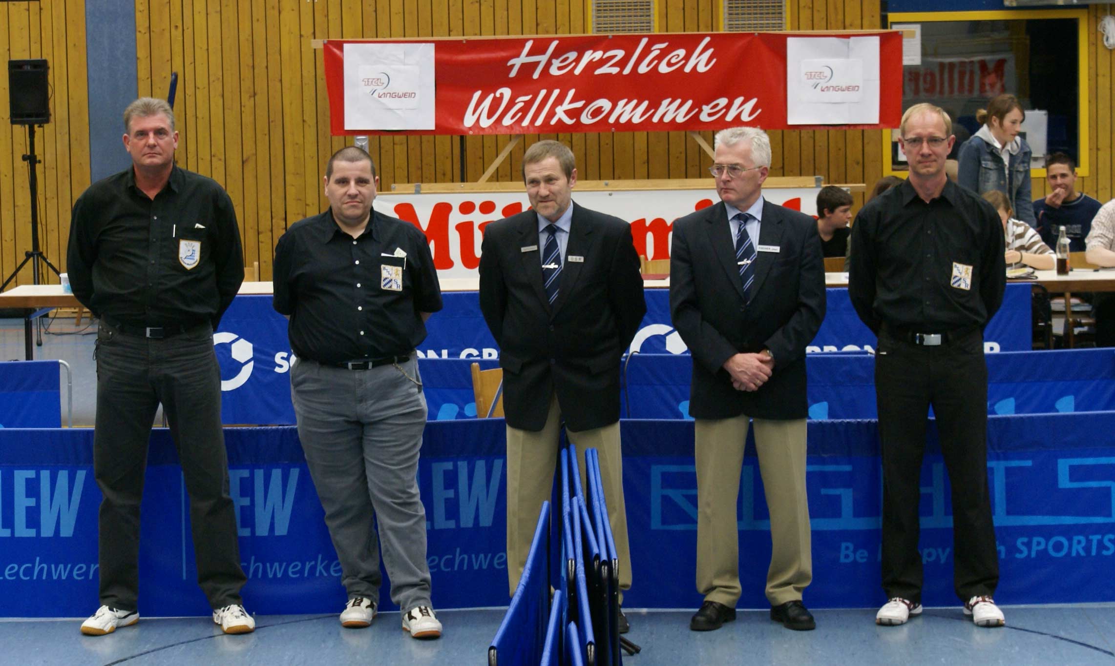 v.l.n.r. Jupp Casel, Wolfgang Wetzstein, Manfred Müller, Johann Fischer und Thomas Lutz bei der Aufstellung eines Erst-Liga Einsatzes in Langweid